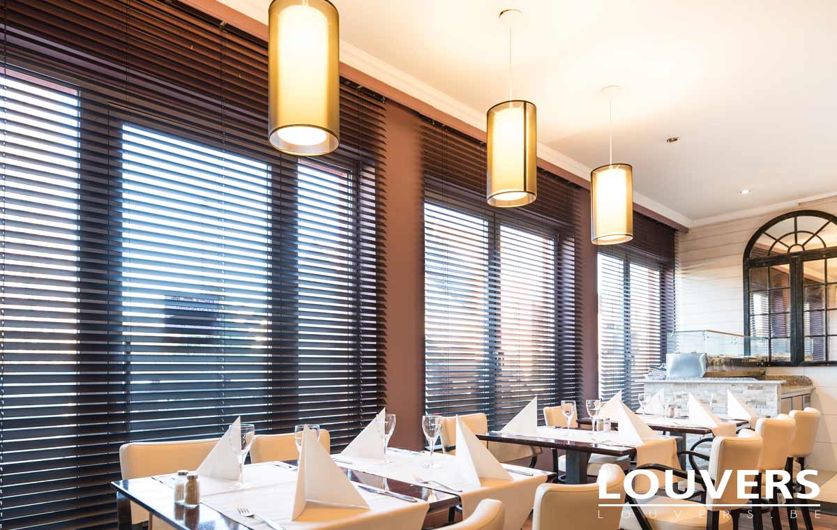 horizontale lamellen bij Louvers in het restaurant