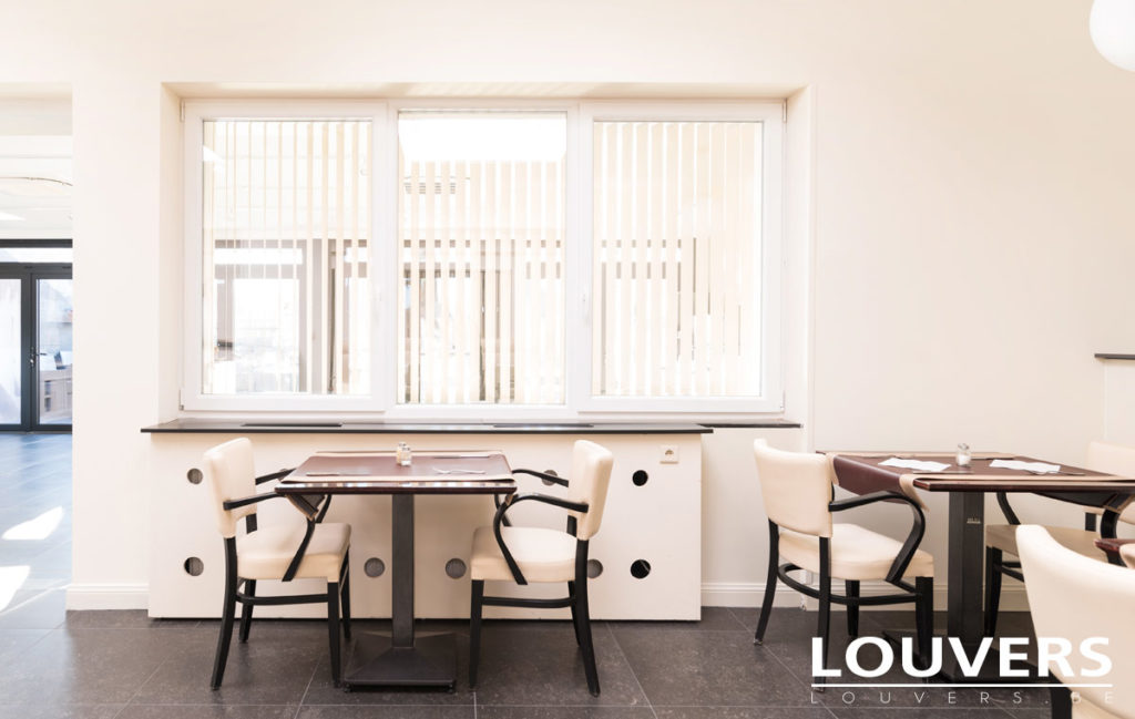 verticale lamellen bij Louvers in het restaurant